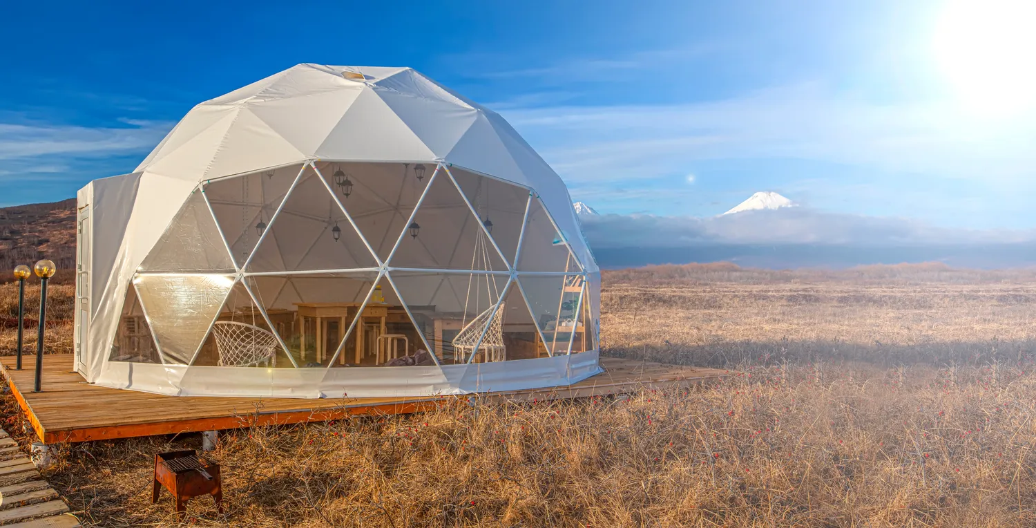 Namioty sferyczne jako rozwiązanie dla branży hotelarskiej i glampingowej