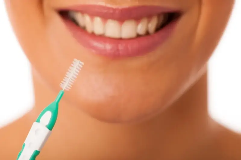 Stomatolog - piękny uśmiech śnieżnobiałymi zębami